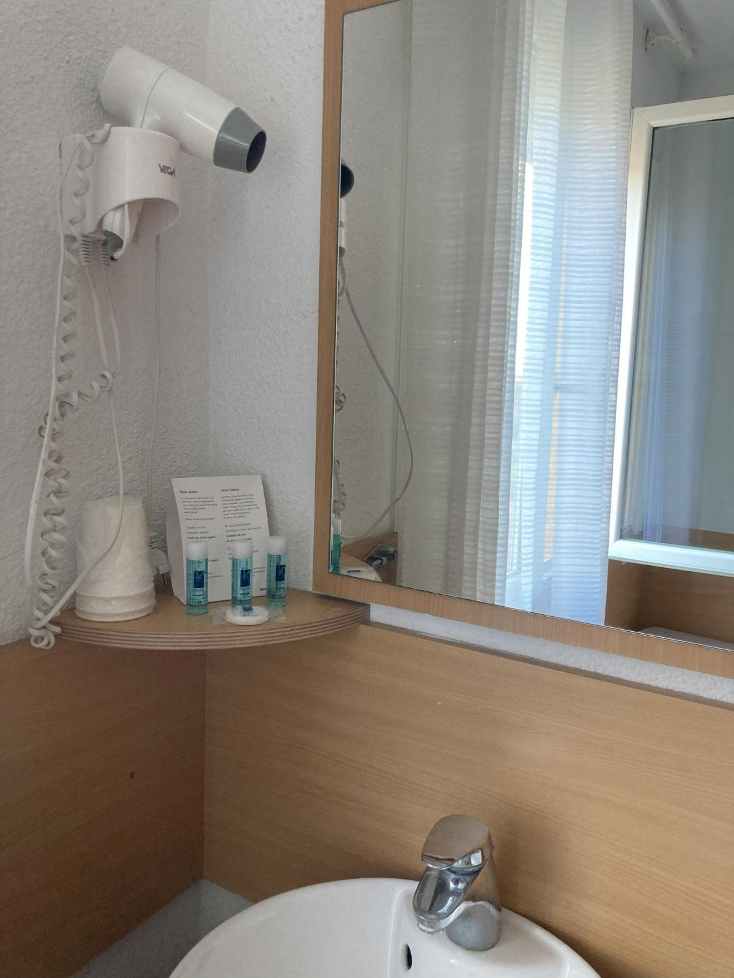 Chambre Triple (2 Adultes & 1 Enfant)
