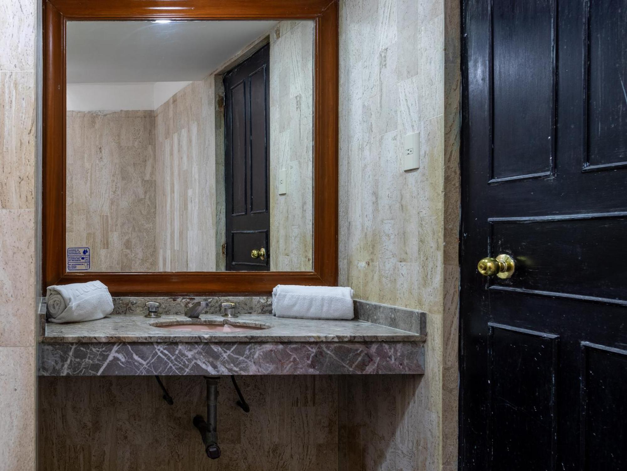 Habitación con cama extragrande.