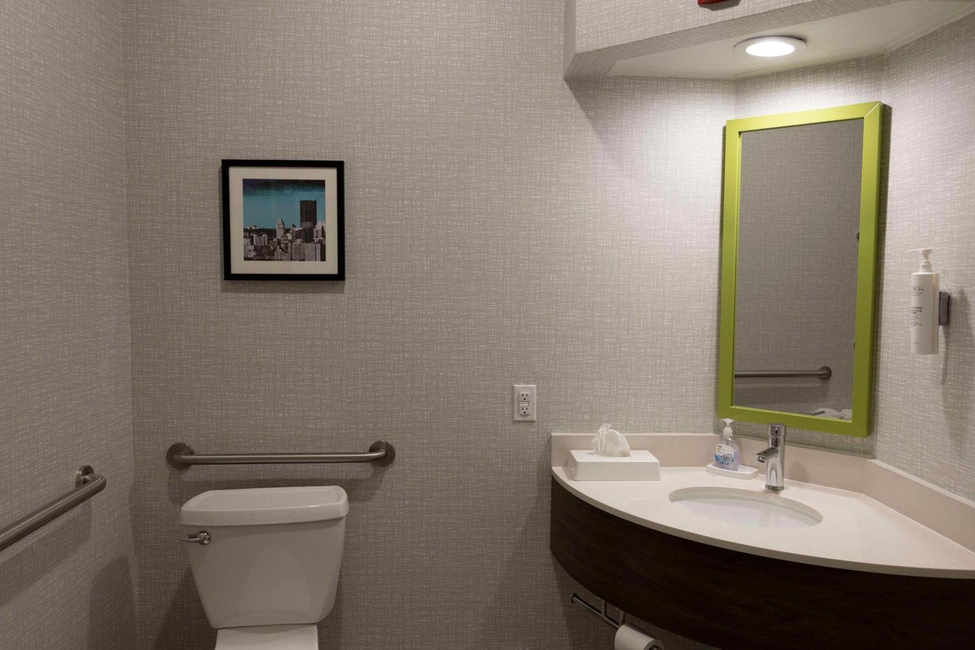 Double Room with Accessible Tub - Mobility Access
