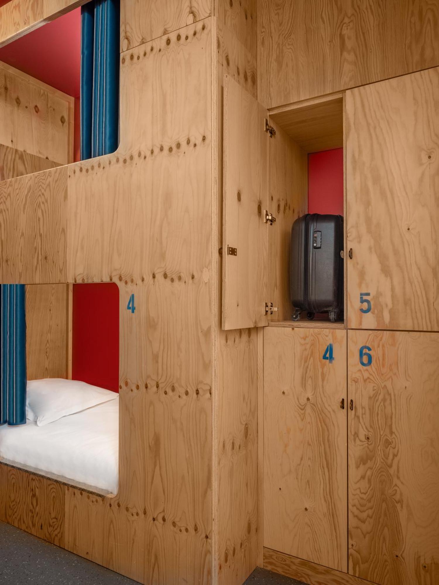 Cama en habitación compartida Eklo solo para hombres