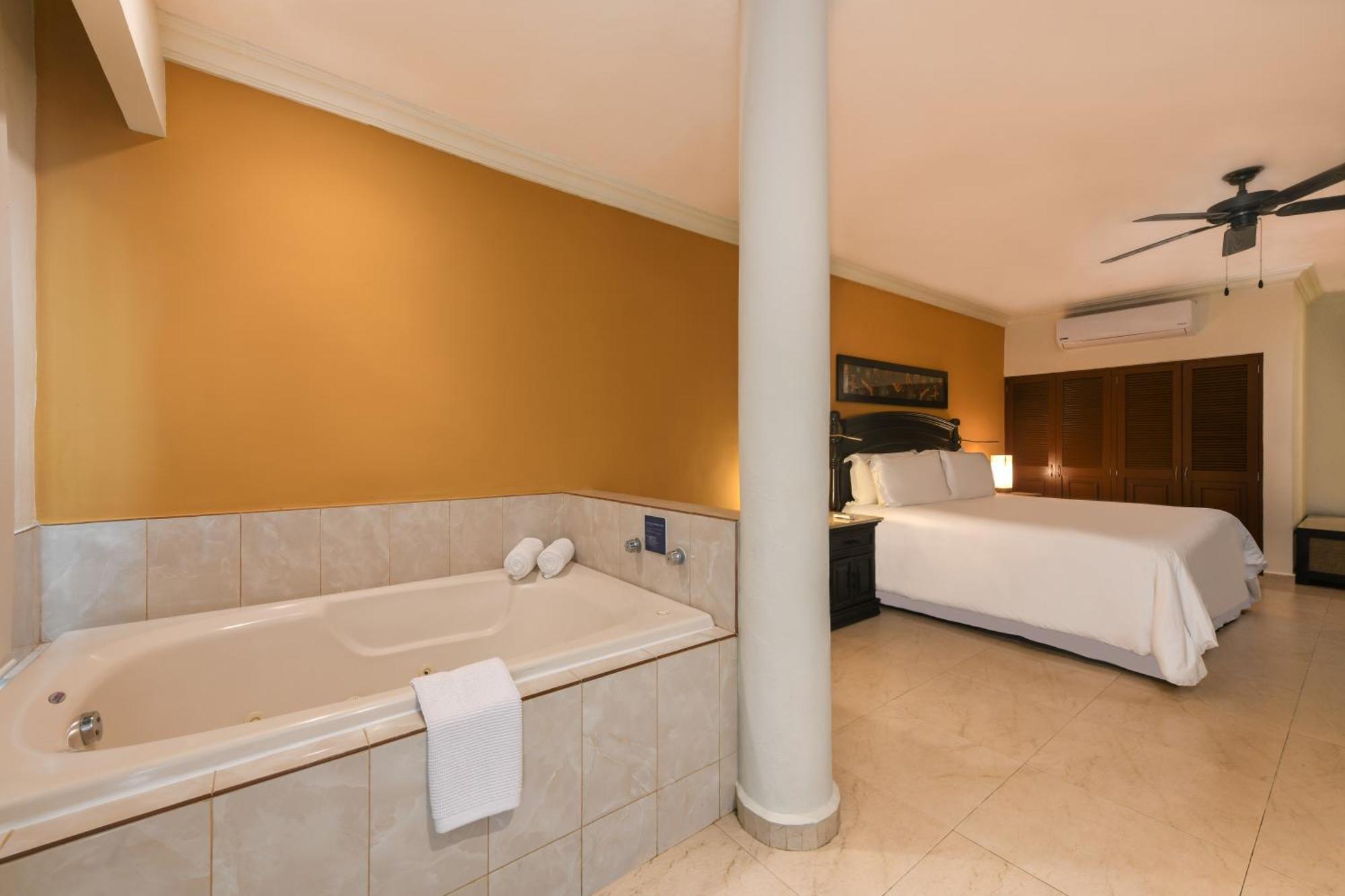 Swim Up Junior Suite