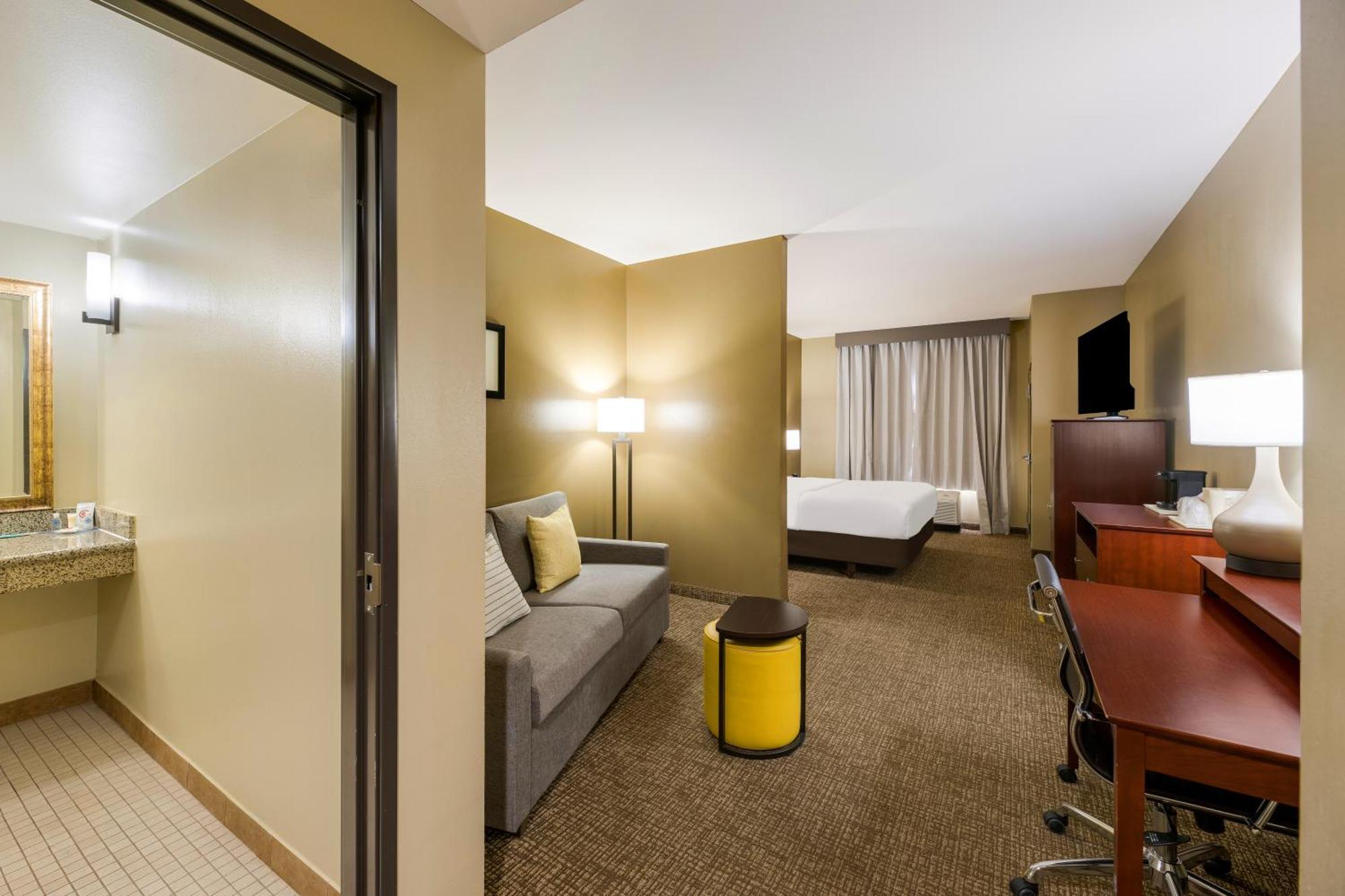 King Suite - Accessible/Non-Smoking