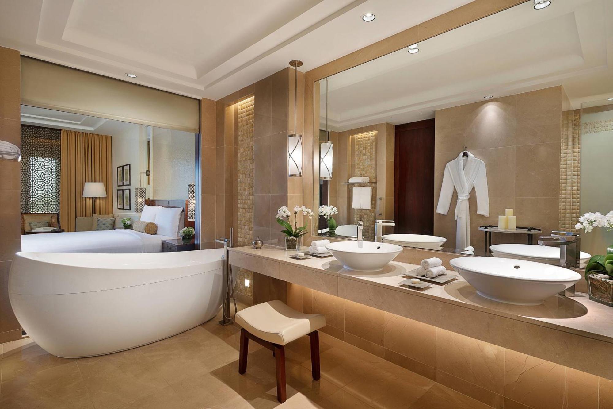 Deluxe Room, 1 King Bed, Garden View