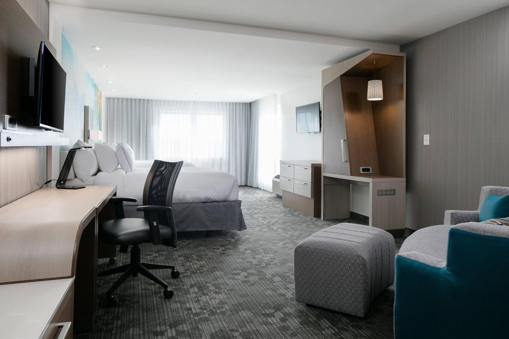 Larger Queen Room Two Queen Beds Bathtub Sofa Bed Mobility Access,1617861853:JPEG