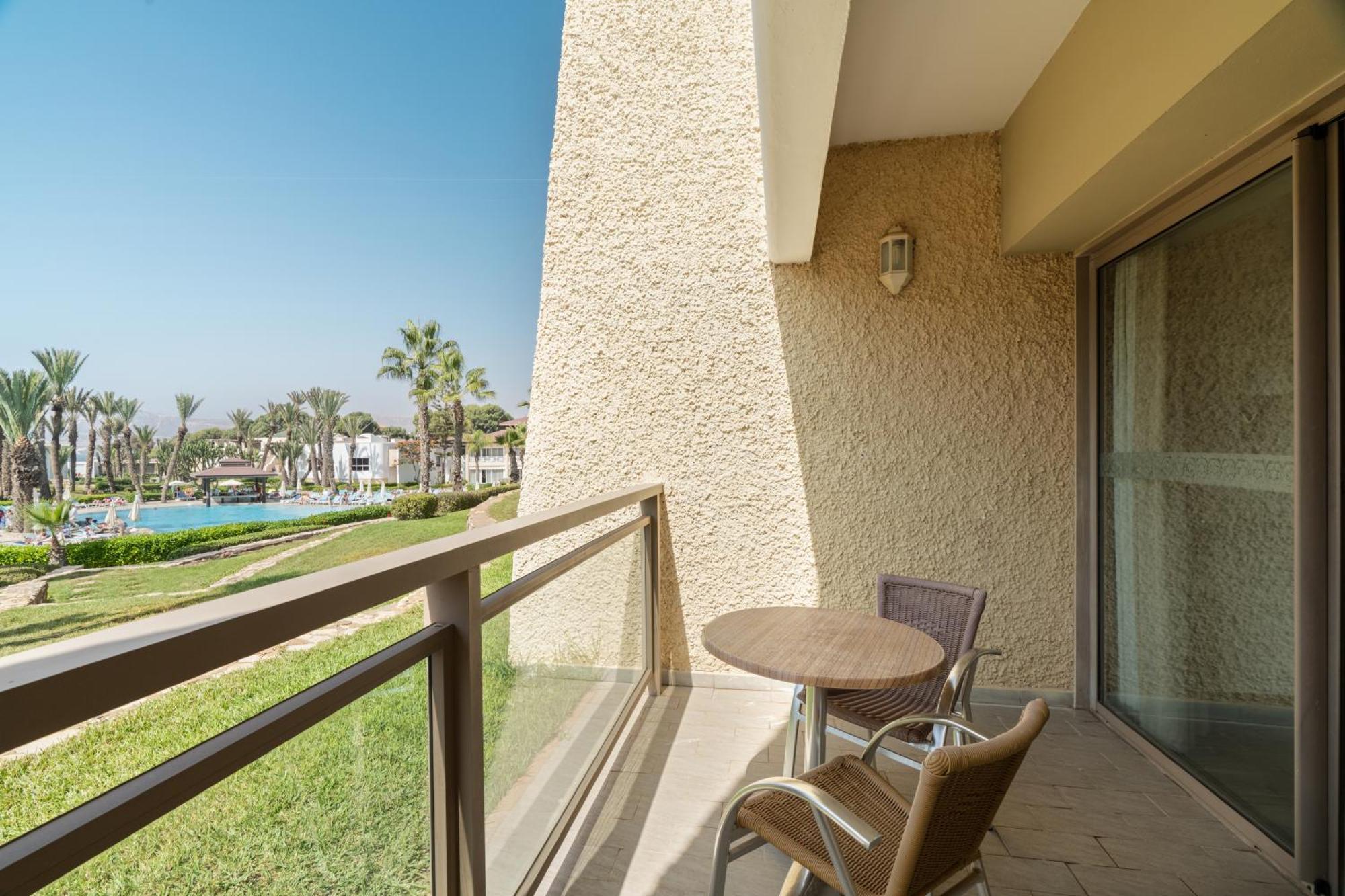 Quarto Twin com Vista Piscina