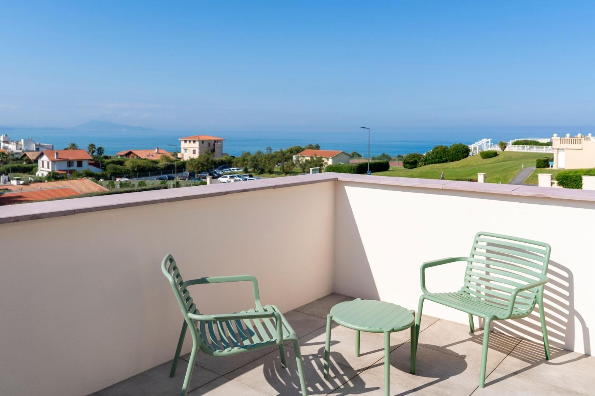 Family Room with Terrace and Sea View,1739377407:JPEG