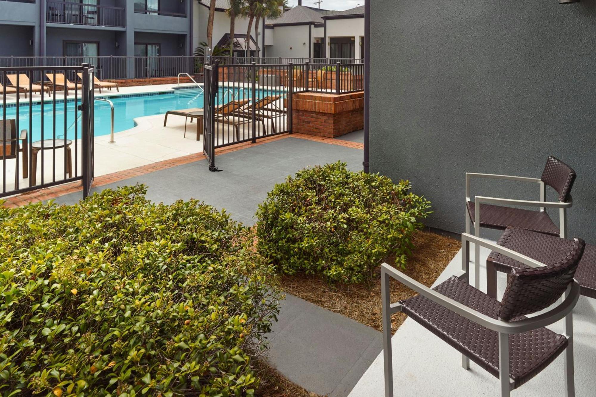 Queen Guest Room with Two Queen Beds and Balcony - Pool View,1632230570:JPEG