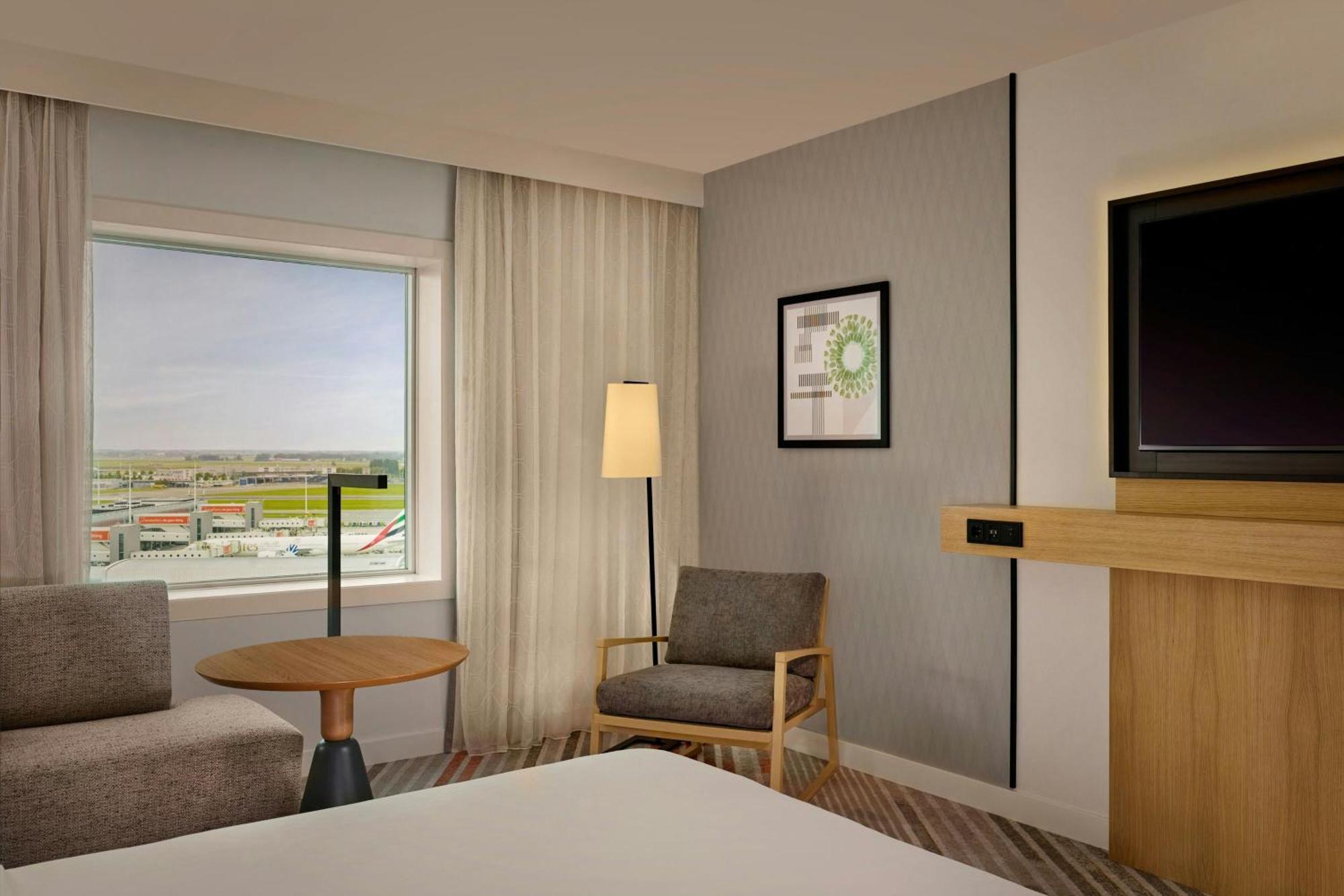 Deluxe Kamer met Kingsize Bed en Uitzicht op Luchthaven