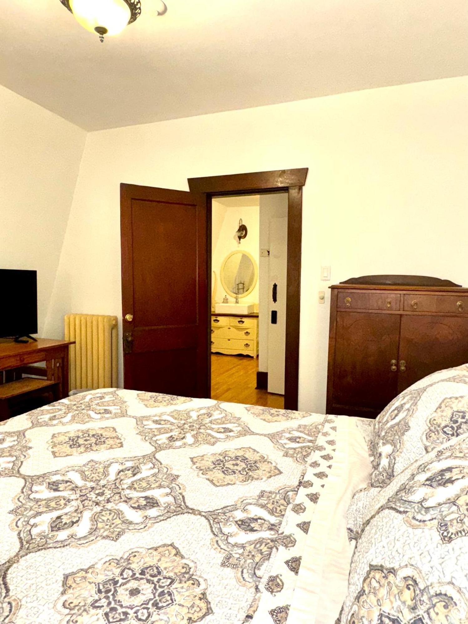 Deluxe Queen Suite