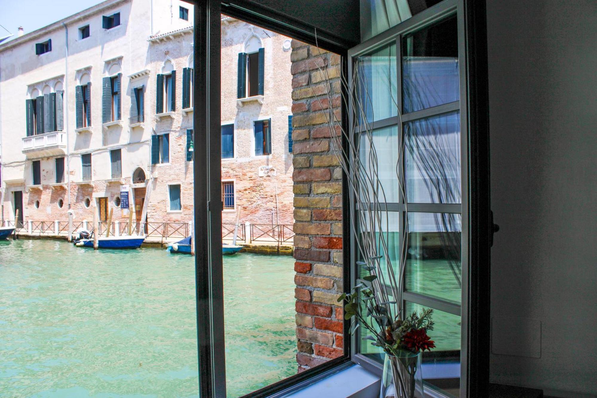Camera Matrimoniale/Doppia con Letti Singoli con Vista Canale
