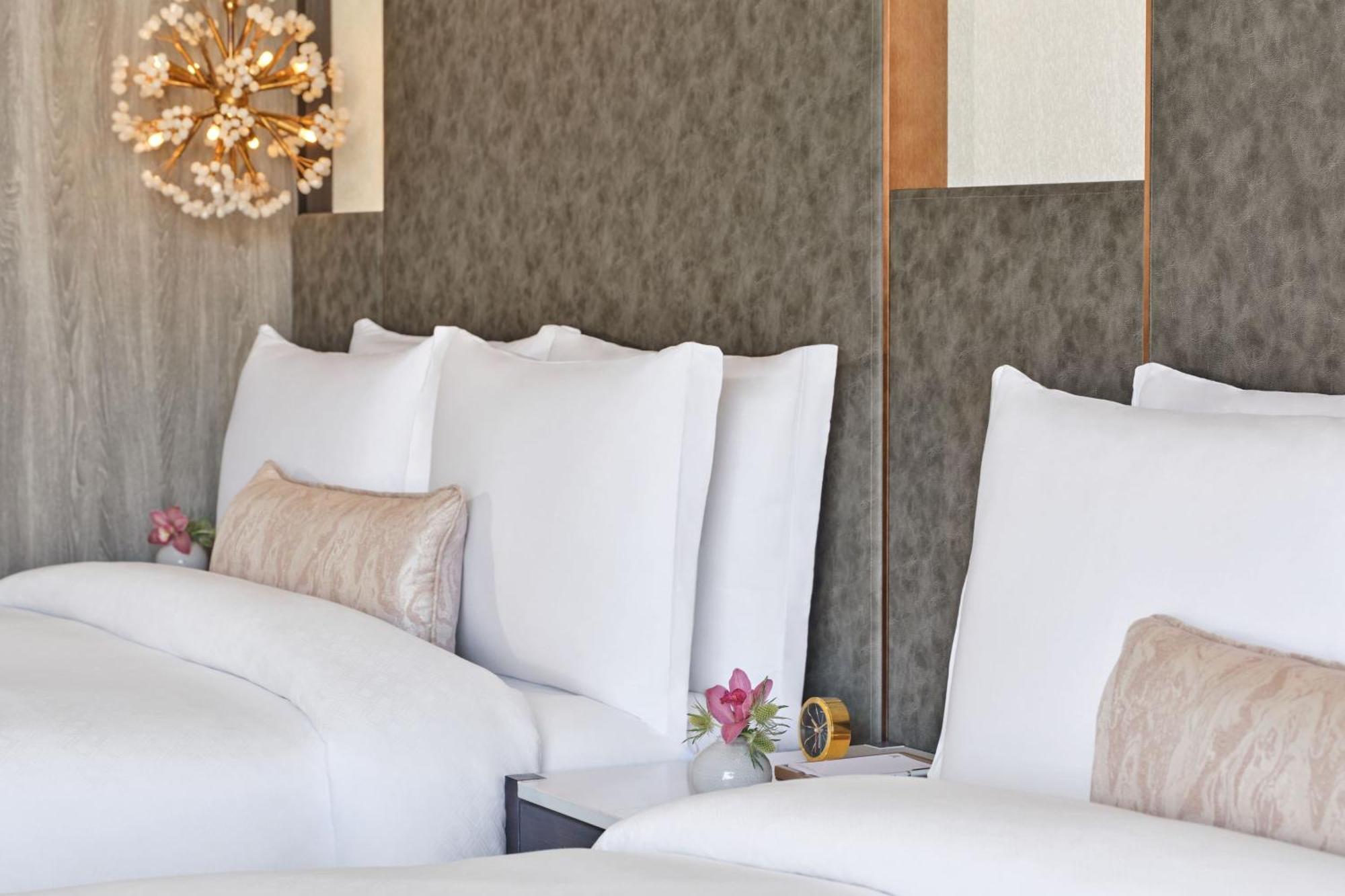Grand Deluxe Queen Room with Two Queen Beds, Tub and Ocean View - Mobility Accessible