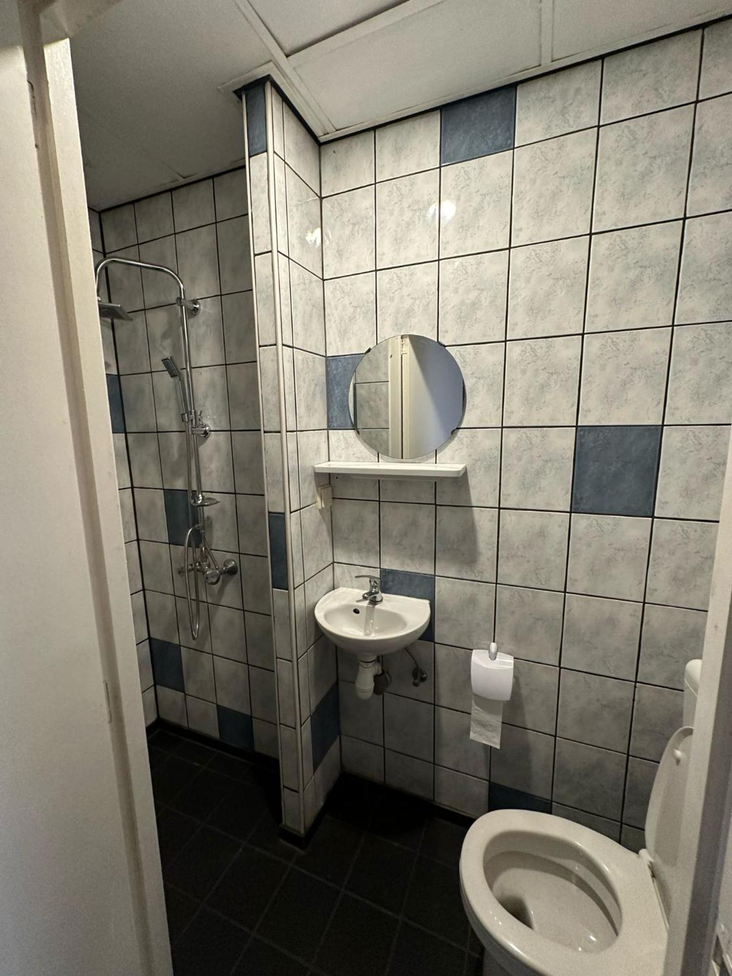 Tweepersoonskamer met 2 Aparte Bedden en Eigen Badkamer