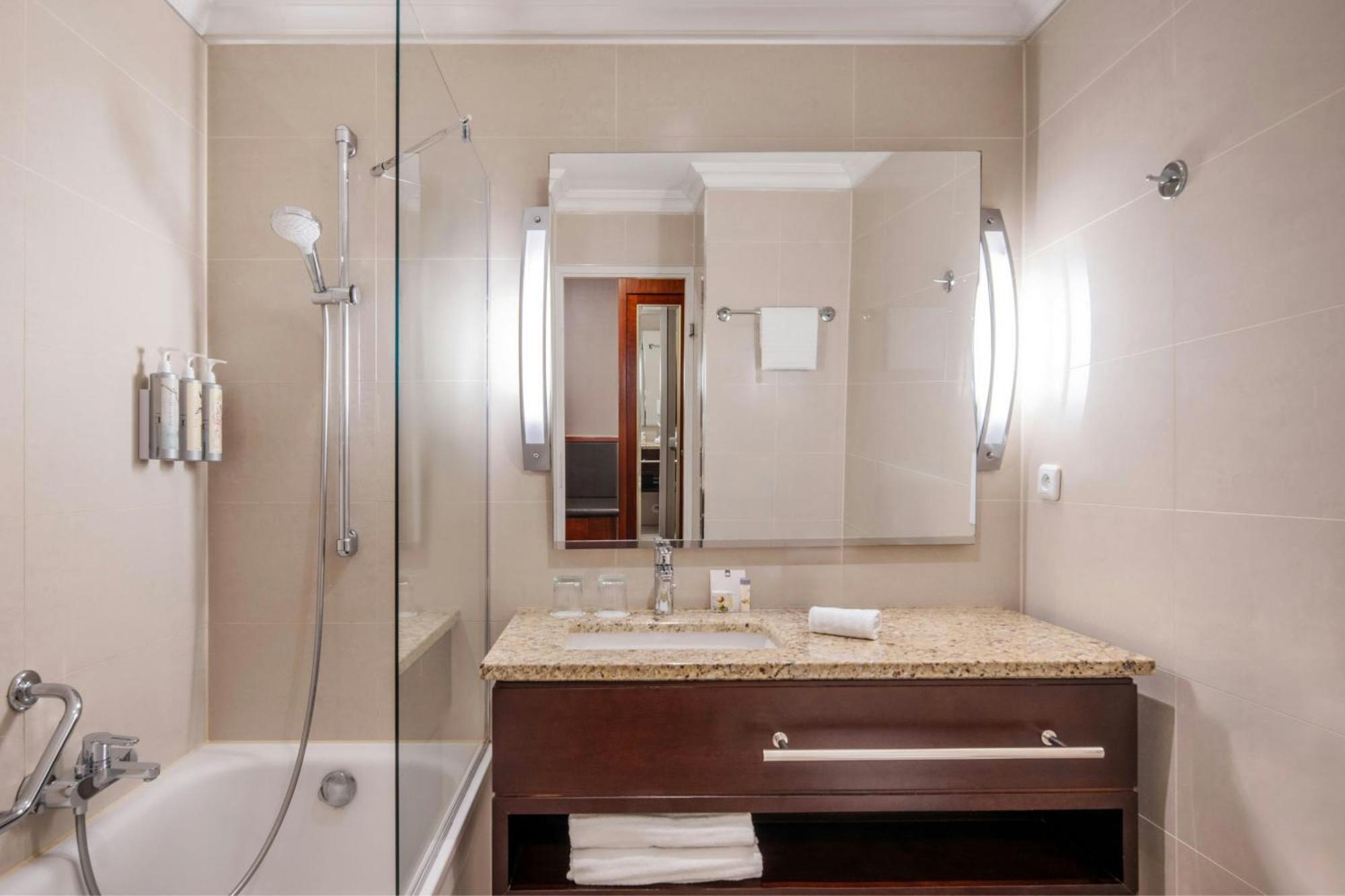 Deluxe Room, Guest room, 1 Queen,1643143587:JPEG