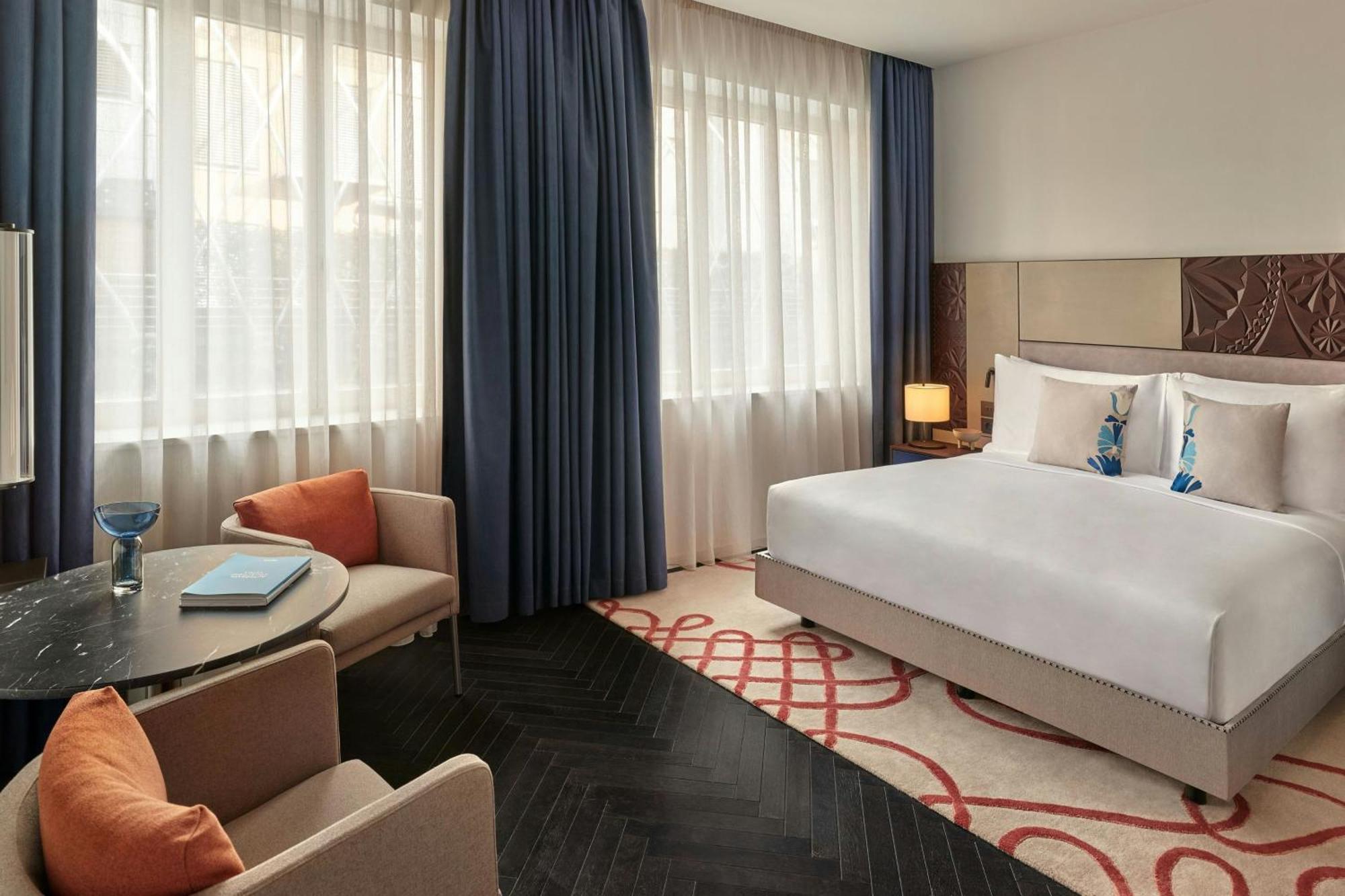 Chambre Lit King-Size Supérieure Contemporaine - Vue sur Rue