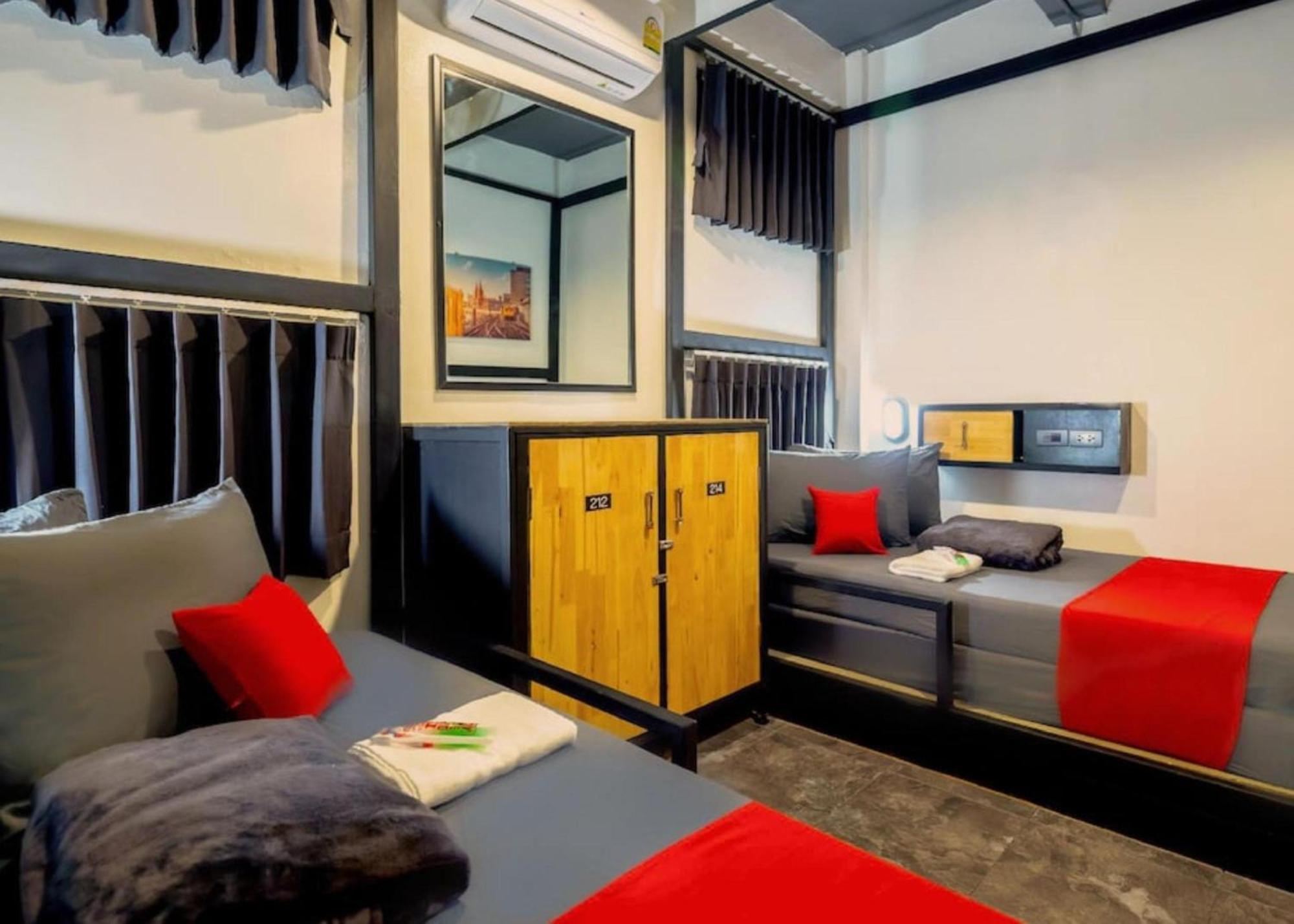 Quarto com 2 Camas de Solteiro e Banheiro Compartilhado