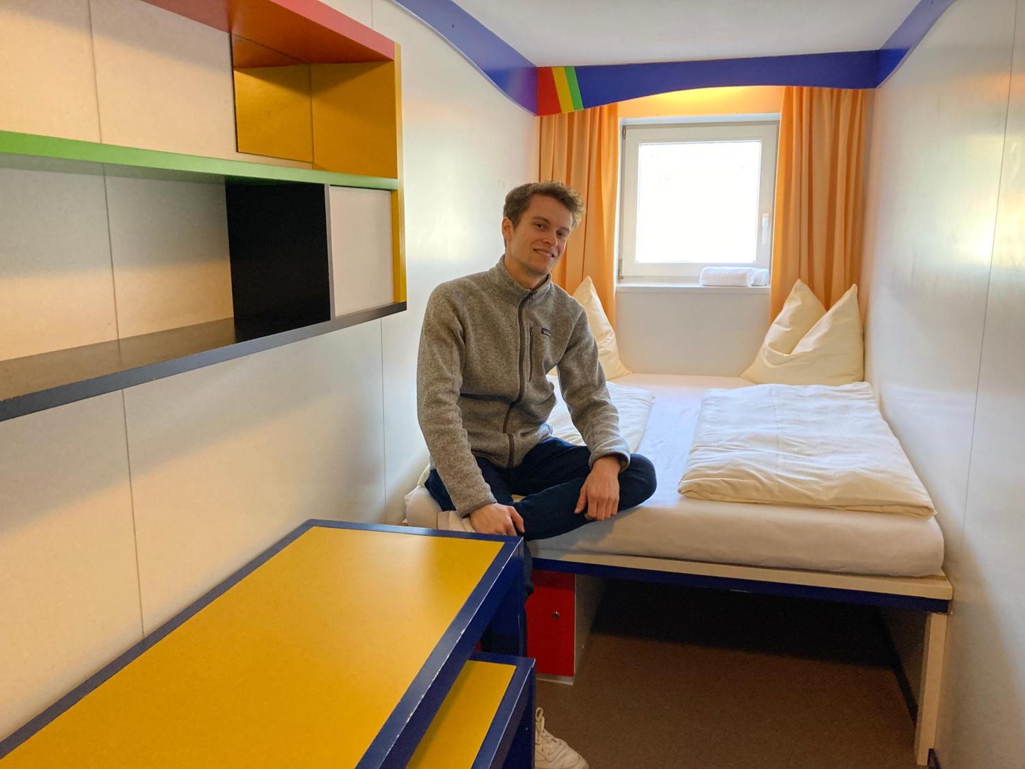 Kamer met queensize bed en gedeelde badkamer
