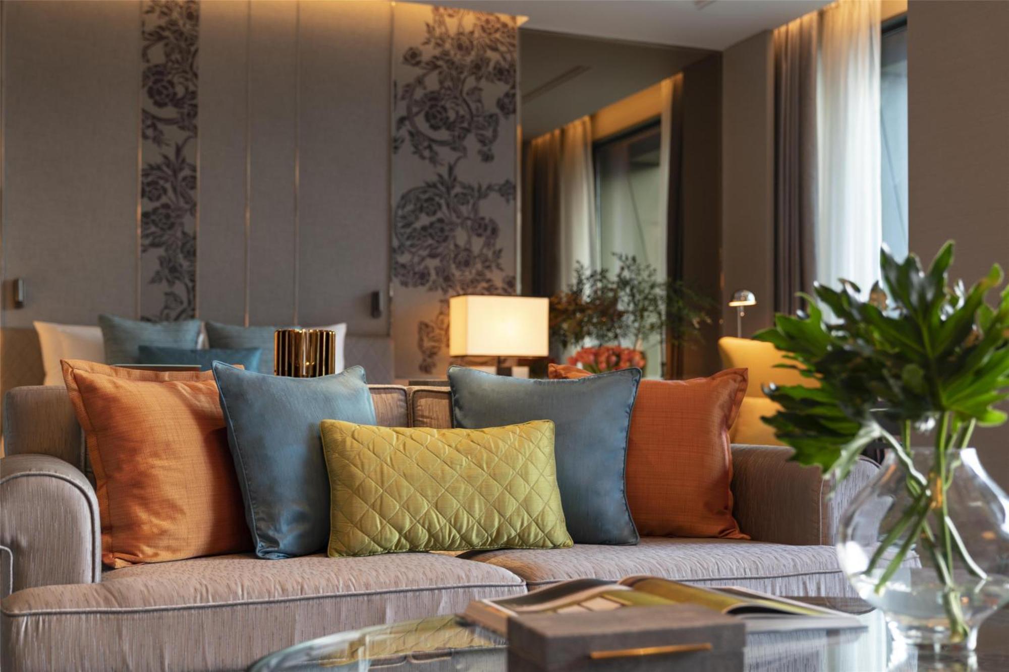 Executive Club Twin Room with Balcony and Lounge Access