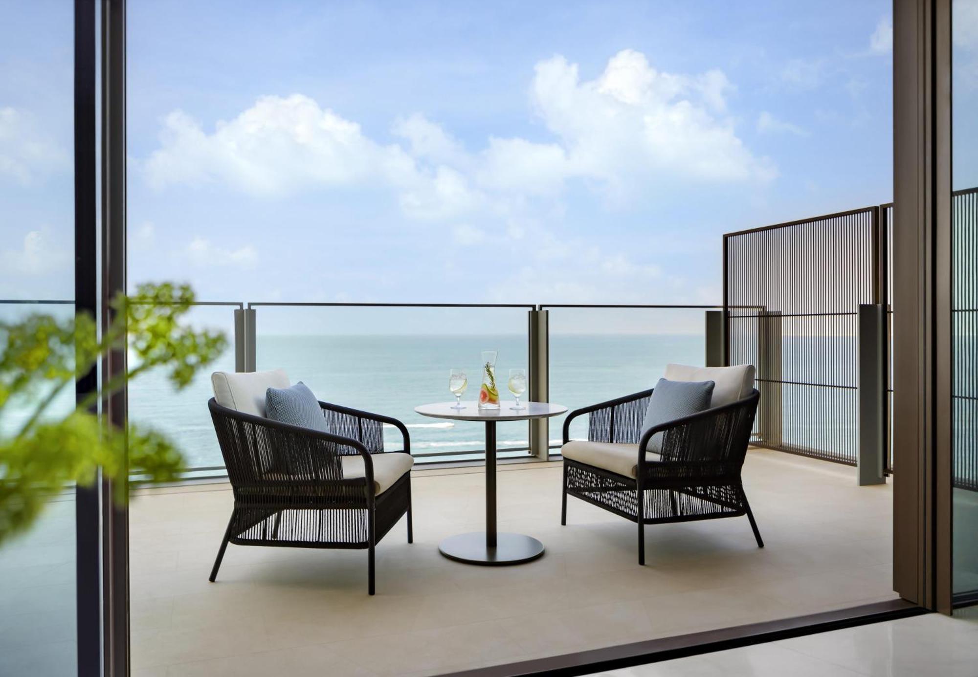 Habitación Royal Club con cama grande, vistas al mar y acceso al Royal Club con desayuno, champán premium durante todo el día y merienda inglesa.