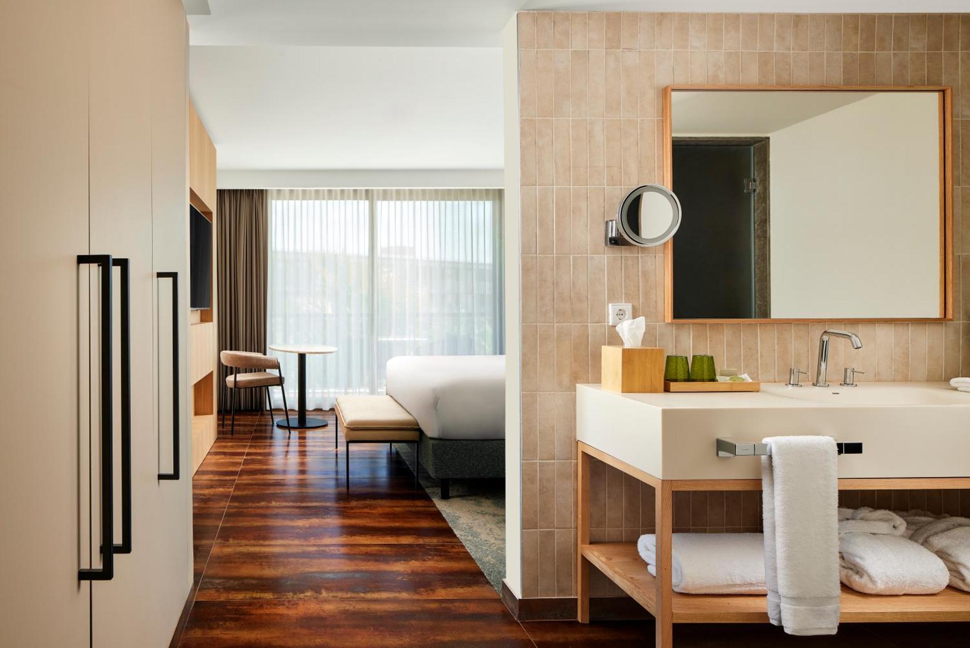Suite de 1 dormitorio con sofá cama y balcón - 1 cama extragrande - Vistas al mar y acceso al Club Lounge