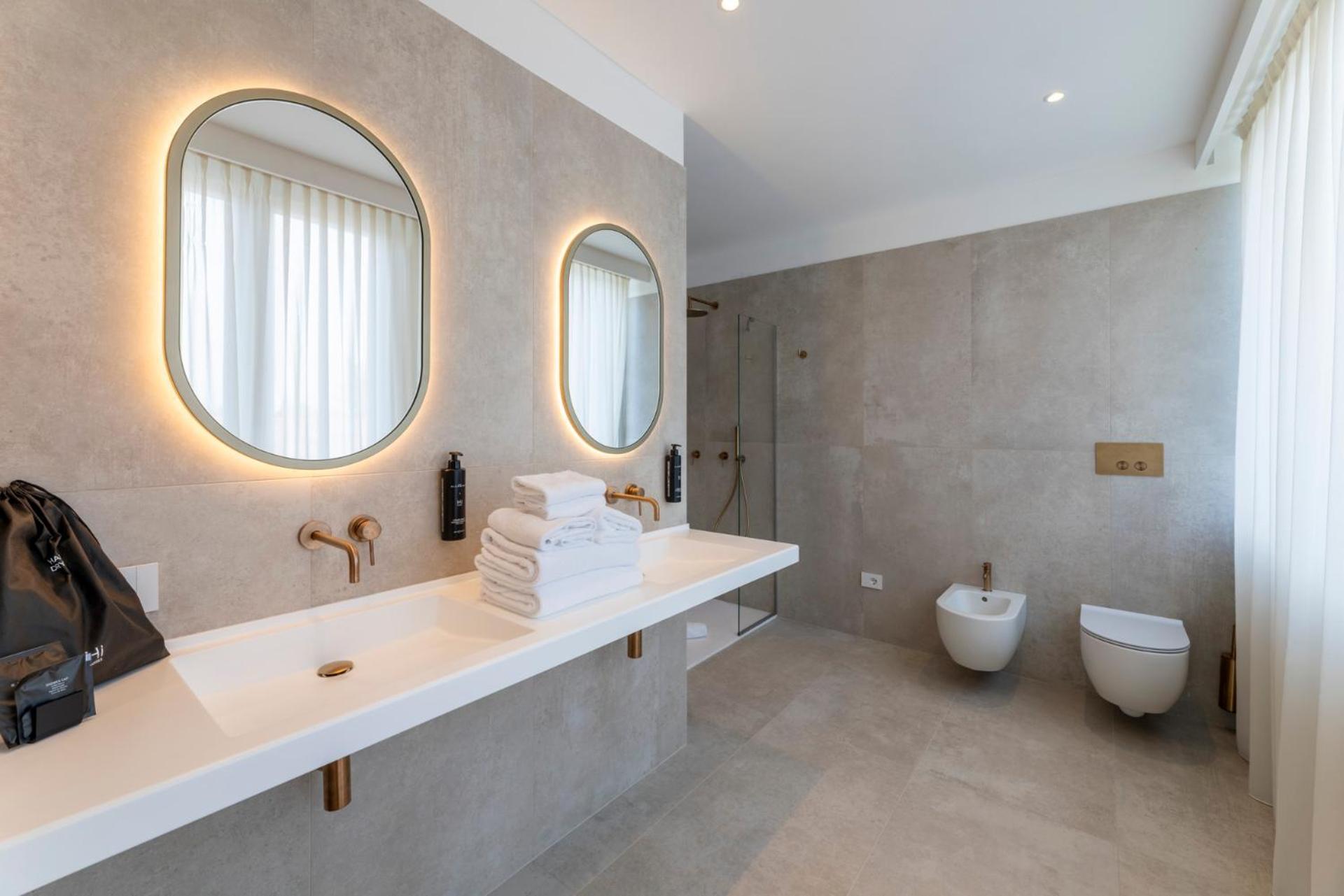 Queen Suite with Spa Bath