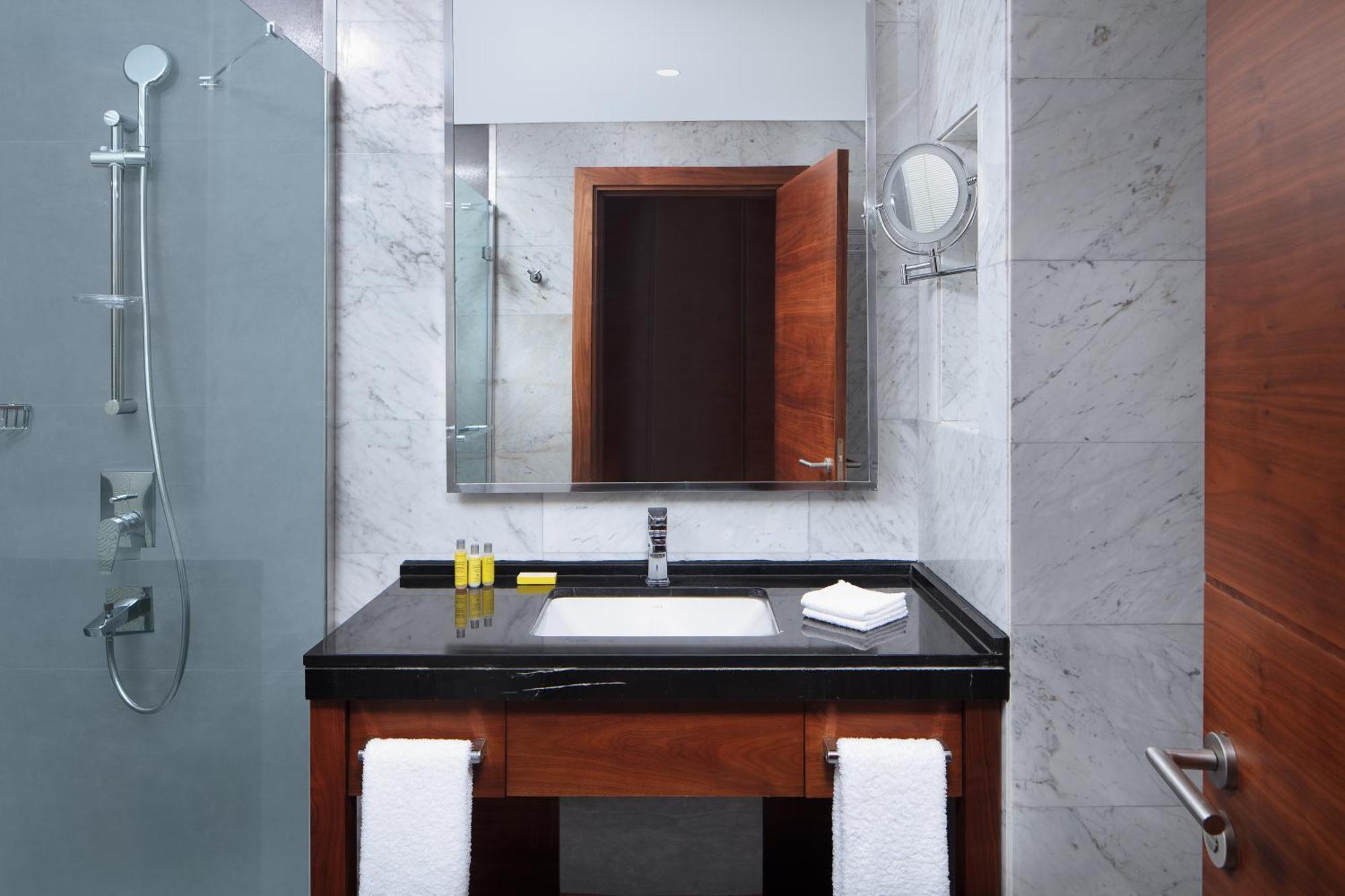 Corner Deluxe Room with City View - Club Lounge Access