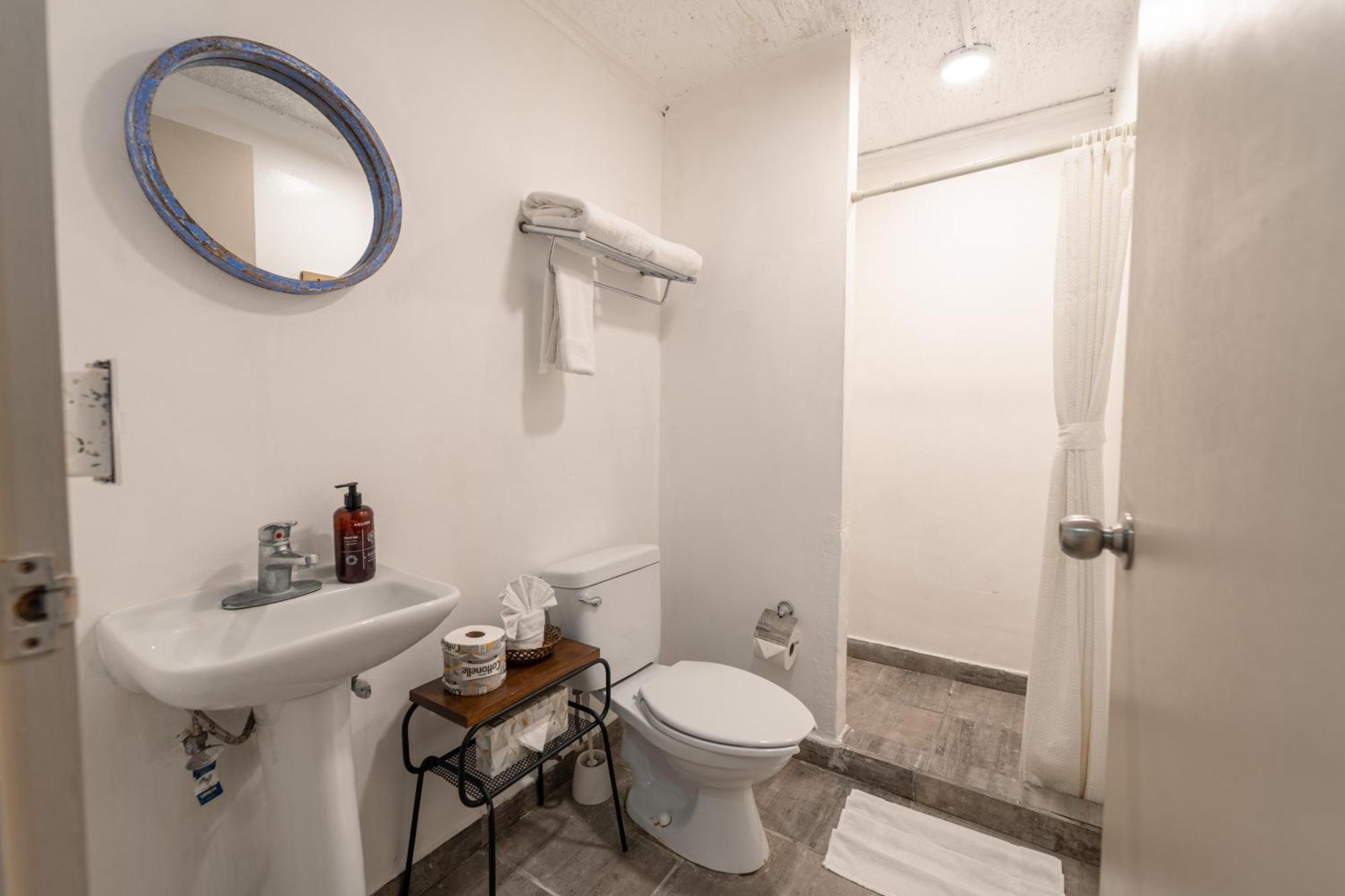 Standard Room (Queen), Private Bathroom,1699153502:JPEG