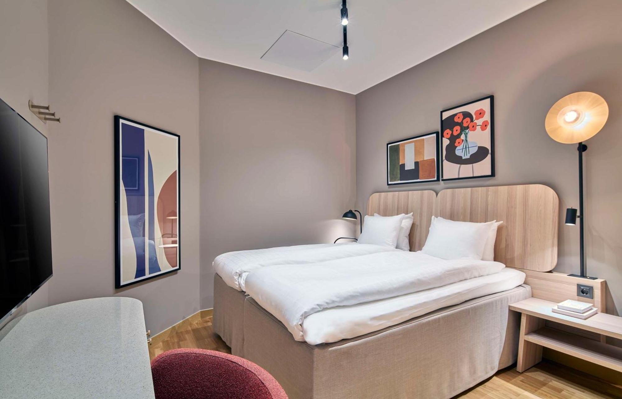 Zimmer mit Queensize-Bett, ohne Fenster
