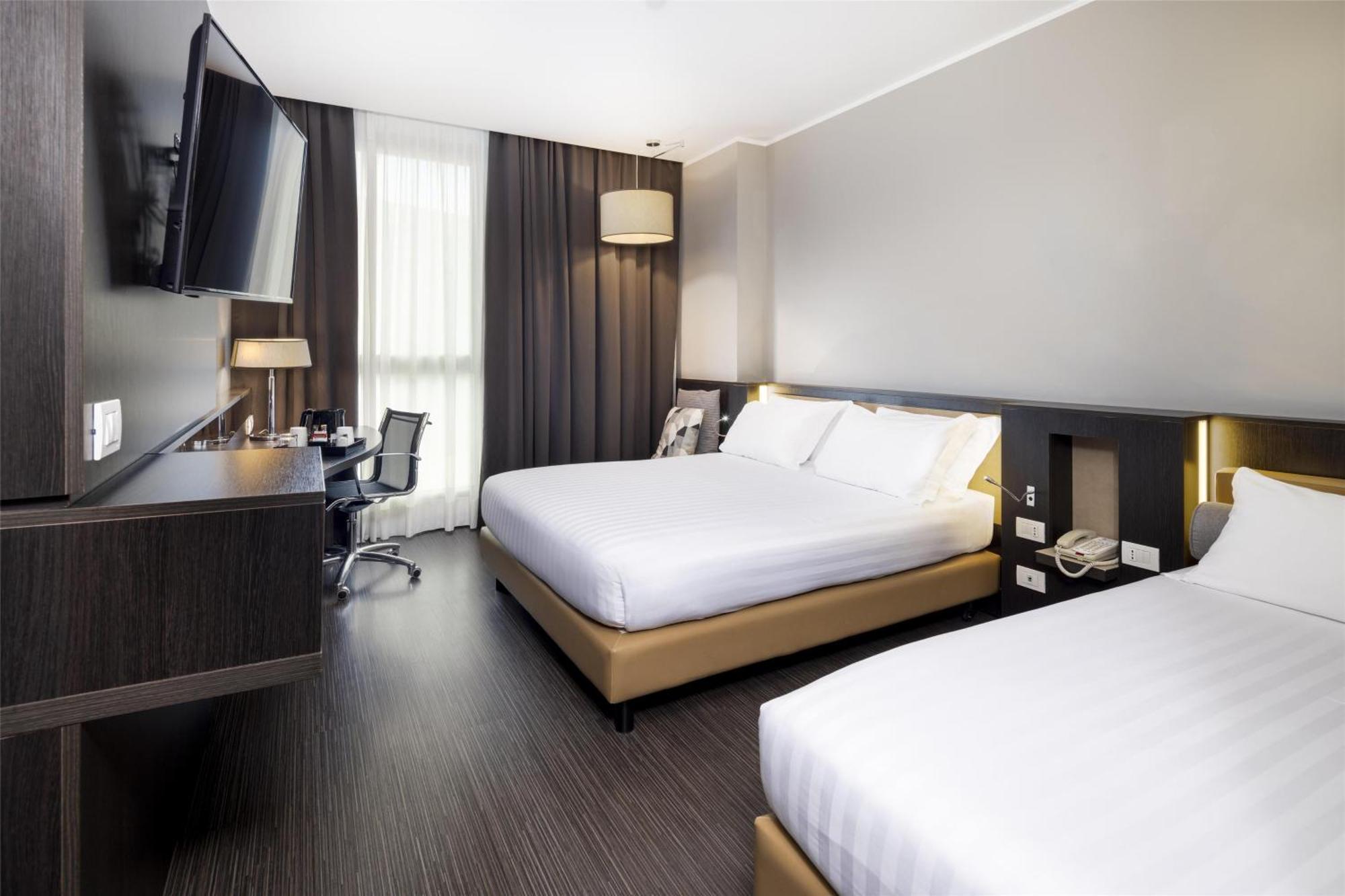 Standard Queen Room with Single Bed