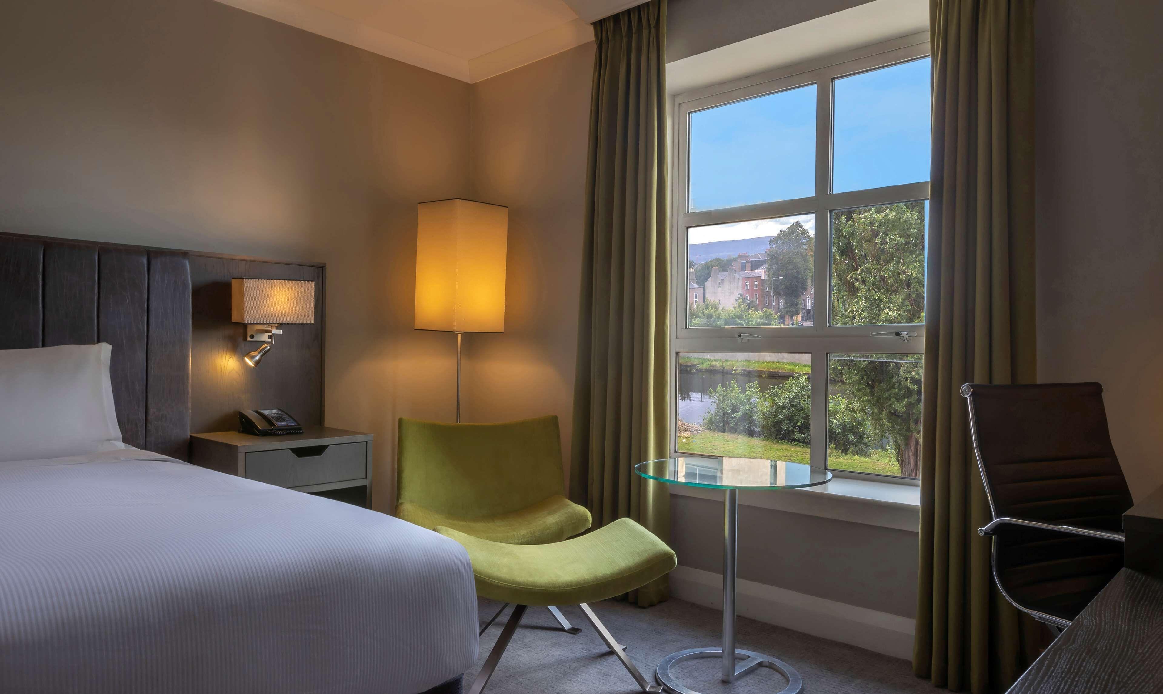 Habitación Estándar con cama extragrande y vistas al canal
