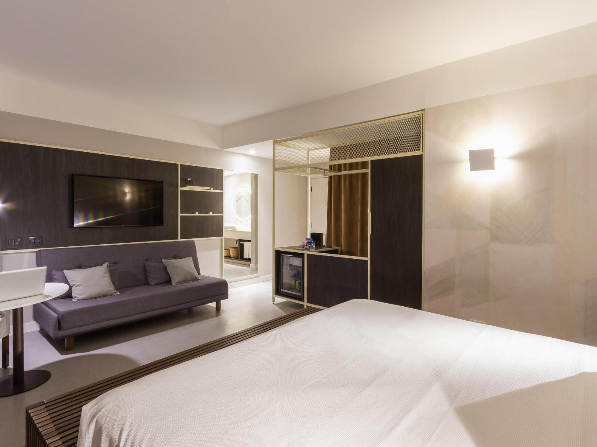 Luxury Family Room with One King Bed and Sofa Bed,1730025973:JPEG