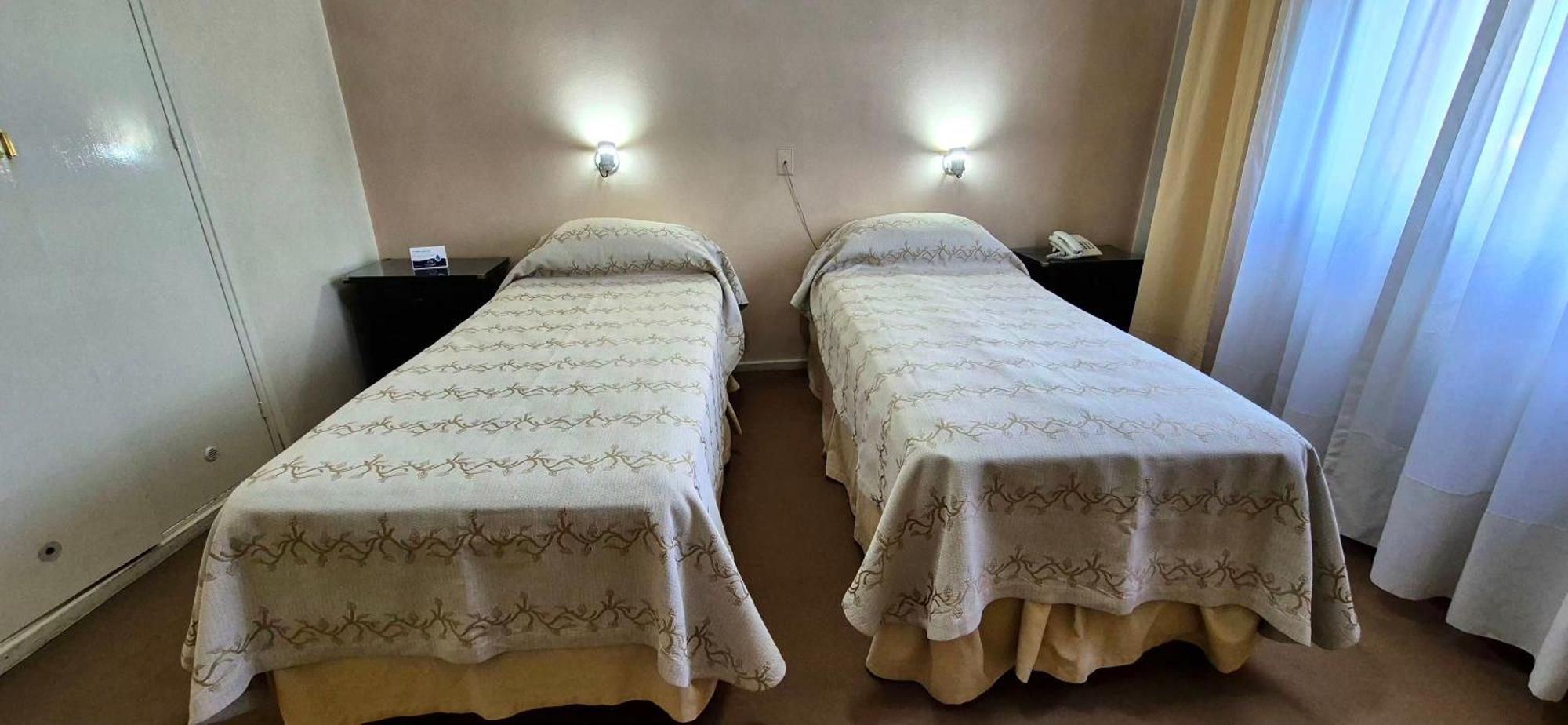 Quarto com 2 Camas de Solteiro