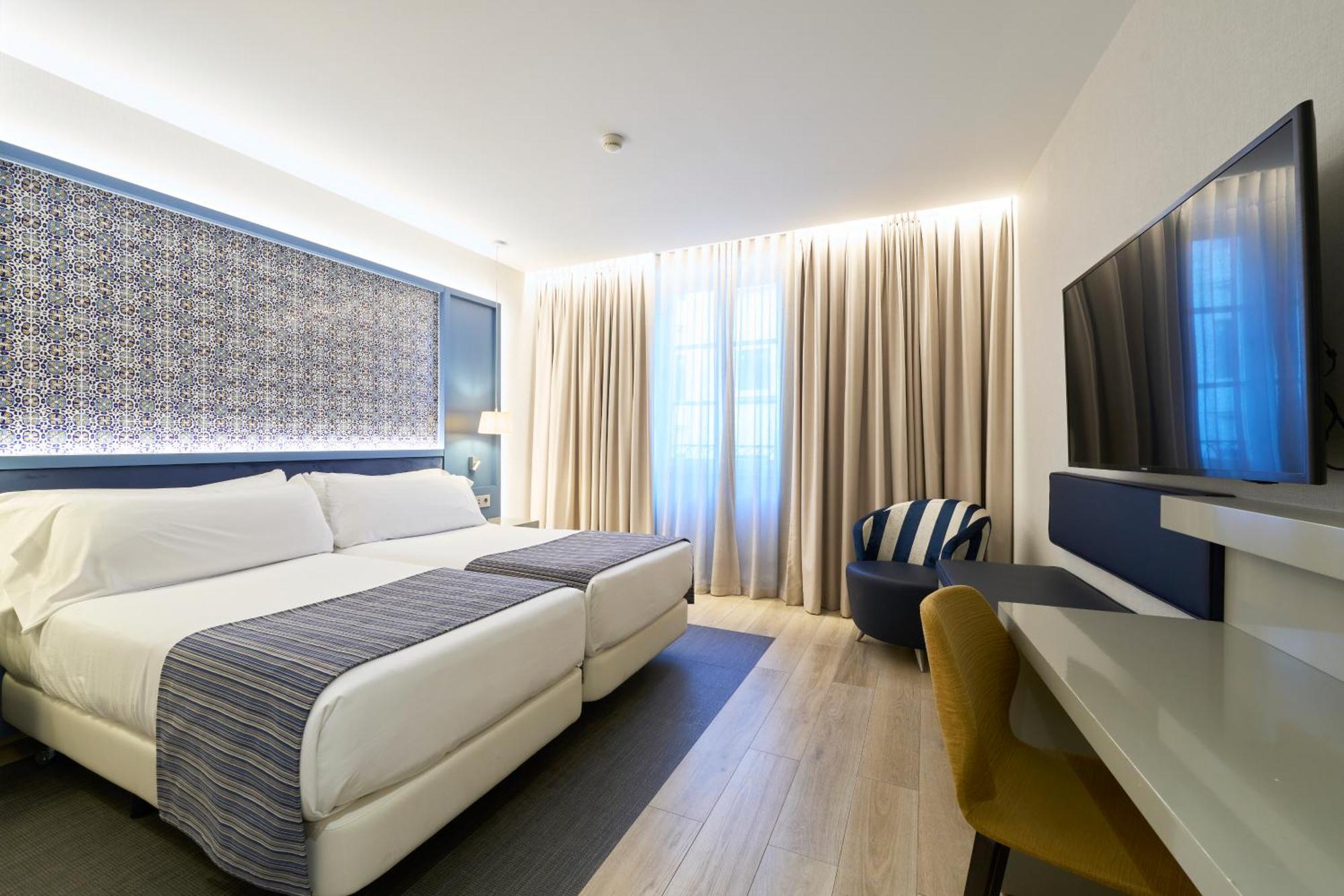 Quarto com Cama de Casal ou 2 de Solteiro