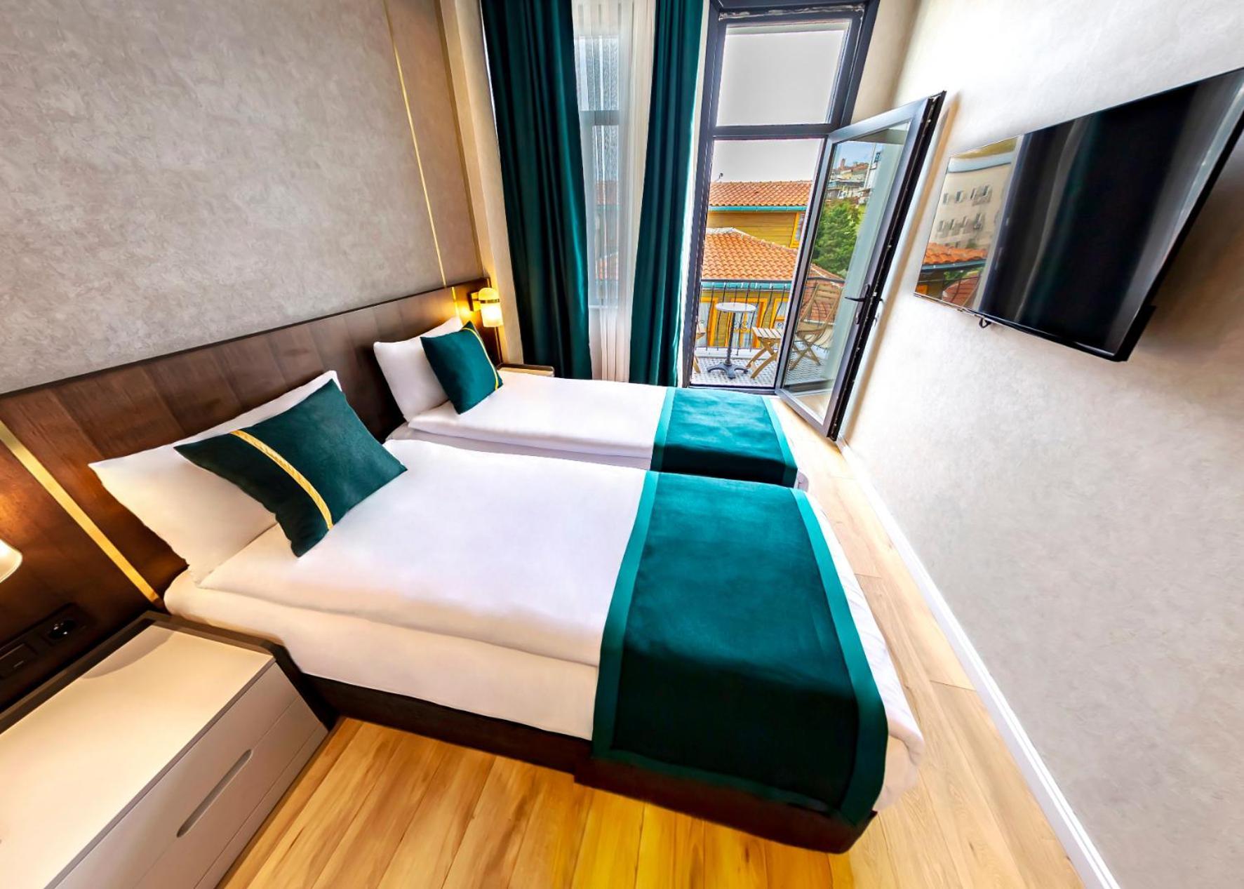Double Room with Balcony  and Partial Sea View