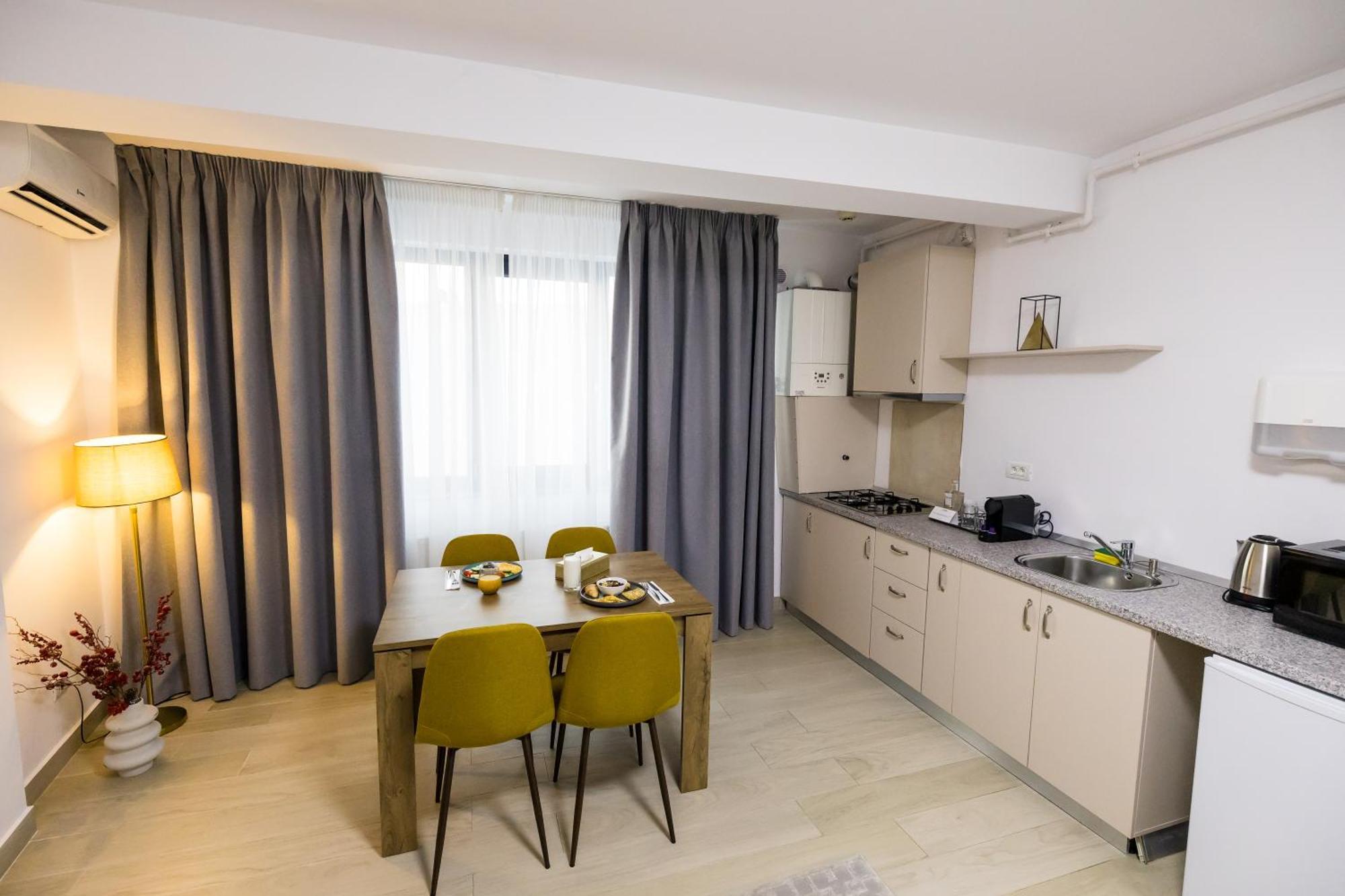 Habitación con cama extragrande y balcón