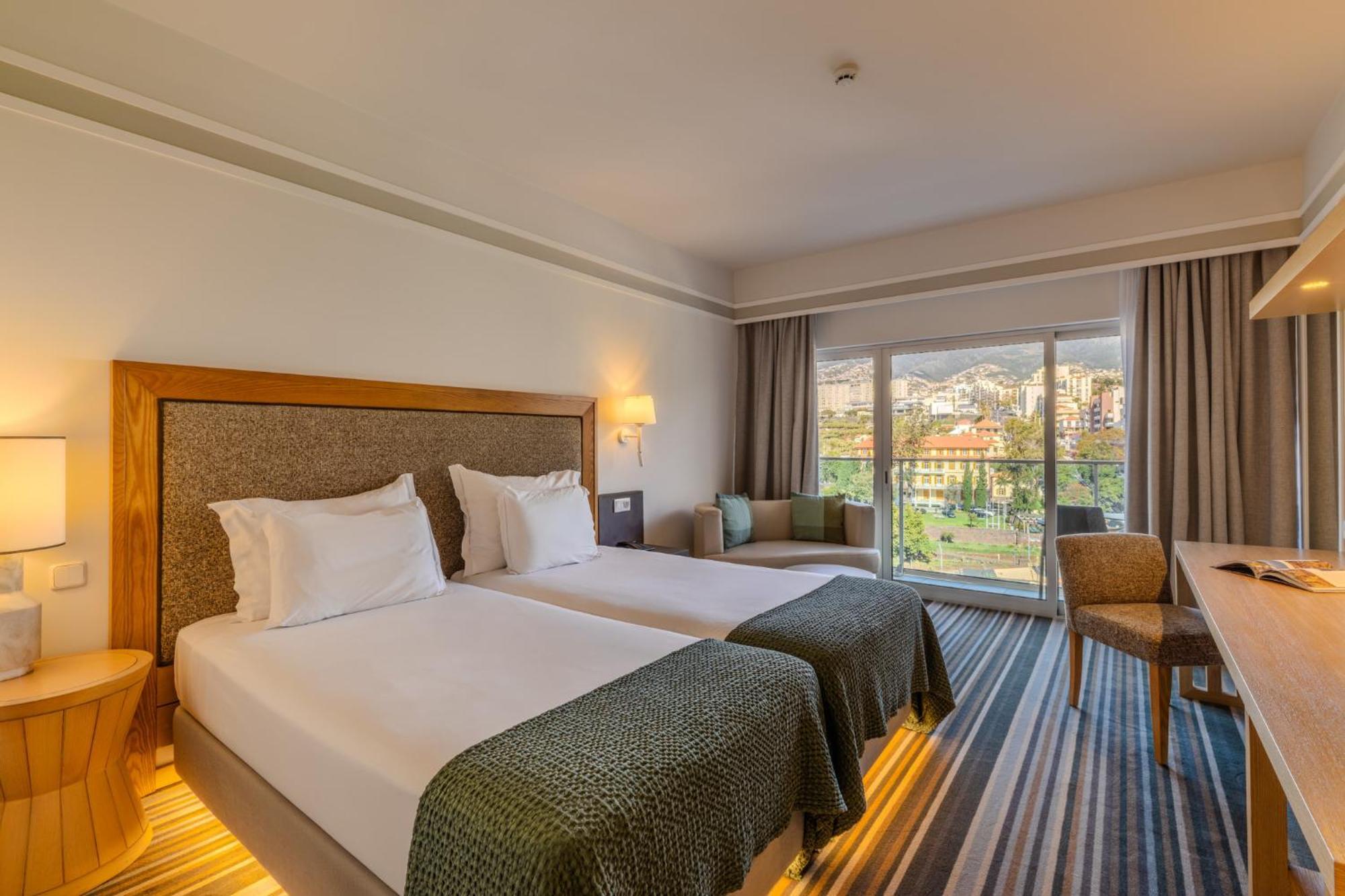 Quarto Clássico com 2 Camas de Solteiro e Vista da Cidade