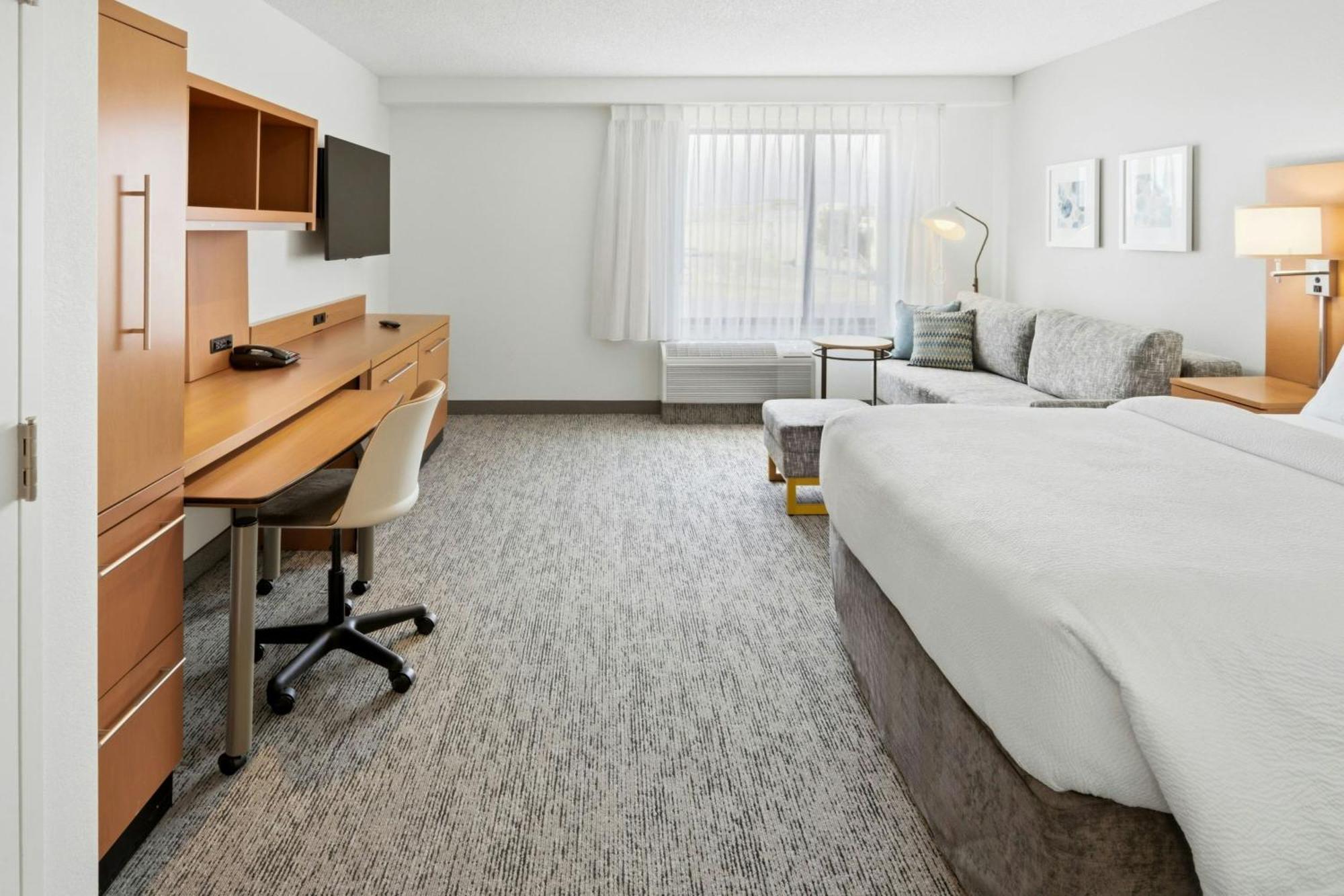 Larger Studio, 1 Queen, Sofa bed