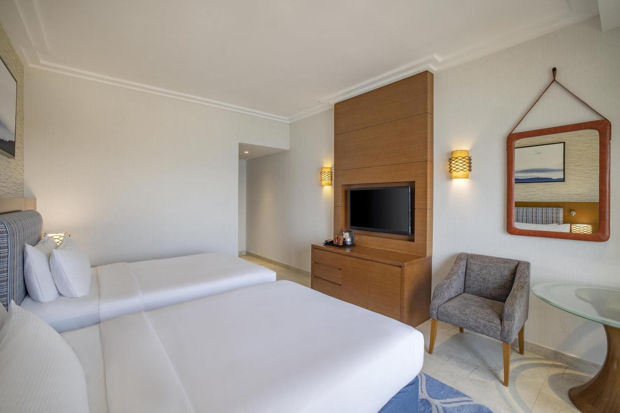 Zweibettzimmer mit Balkon und Meerblick