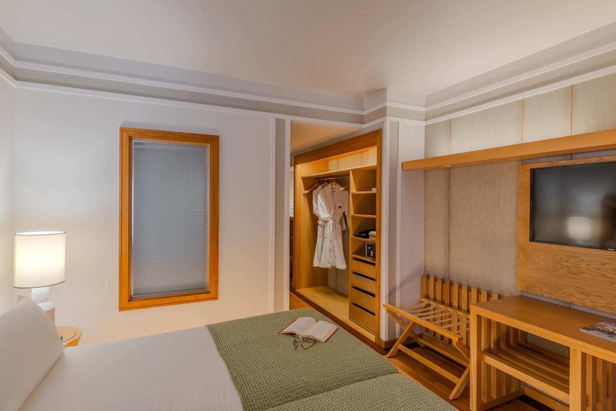 Quarto Clássico com 2 Camas de Solteiro e Vista da Piscina