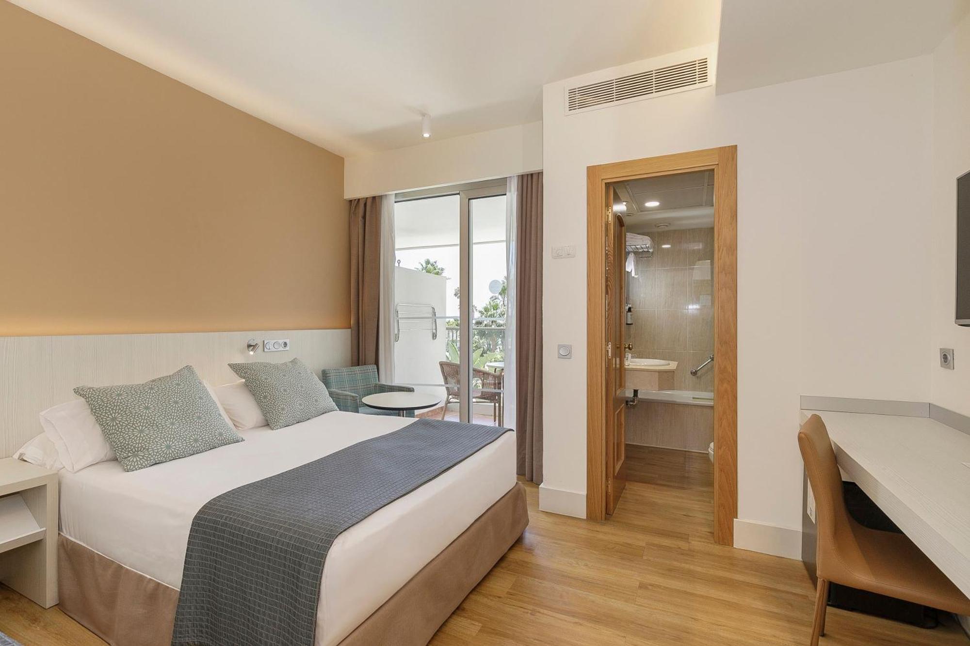 Sol Room with Pool View