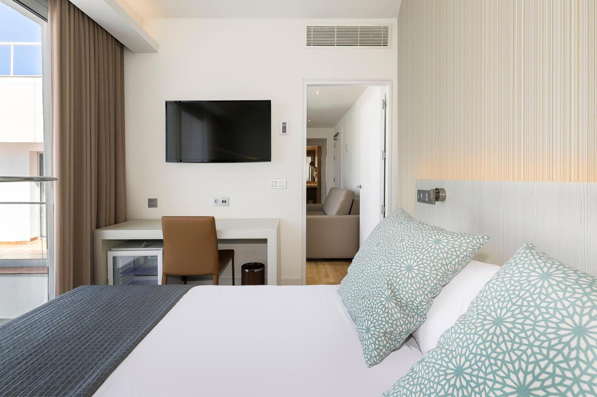 Family Room (2 Adults + 2 Children)