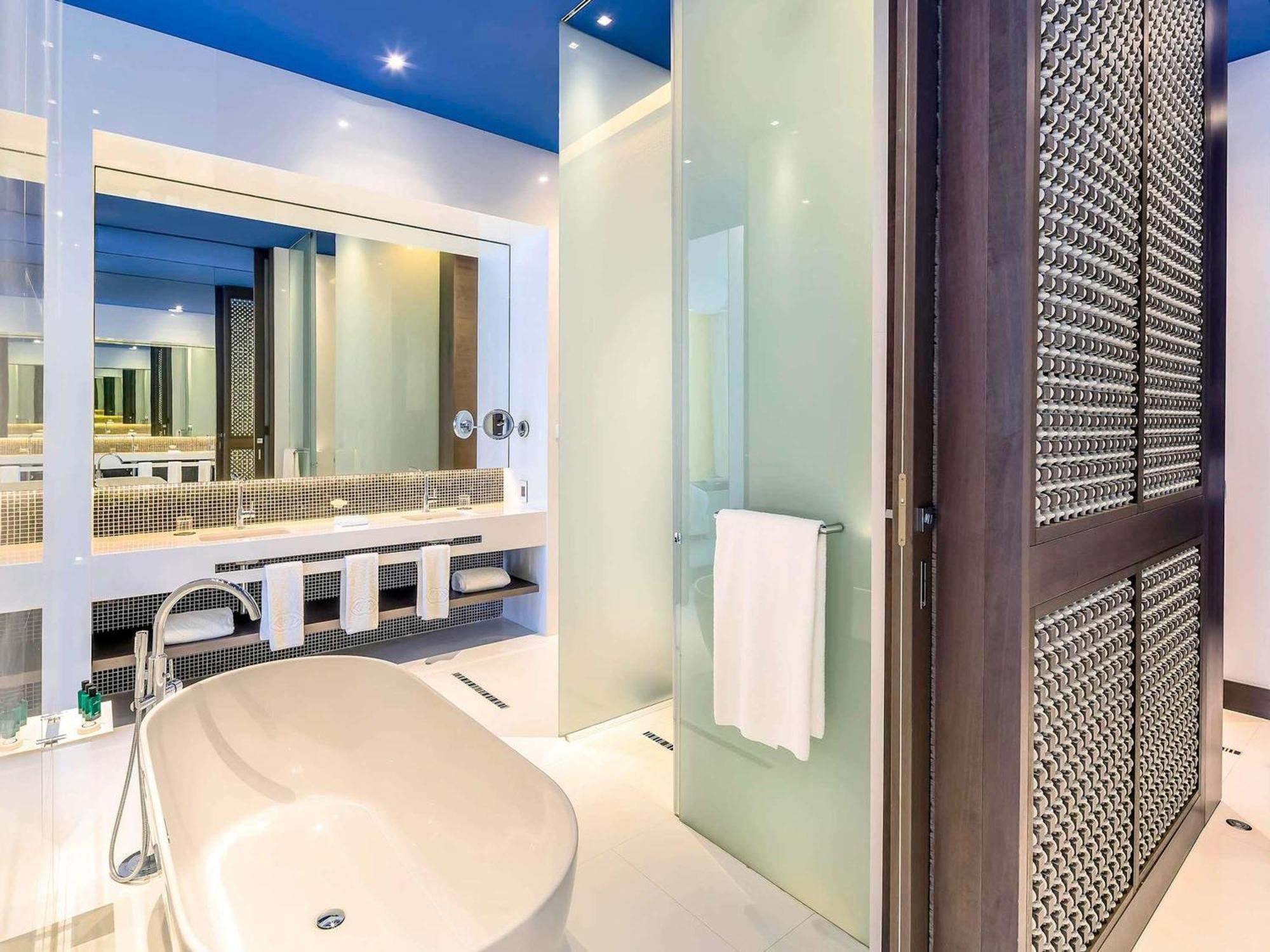 Chambre Deluxe 1 Lit King-Size avec Terrasse Privée - Vue sur Piscine