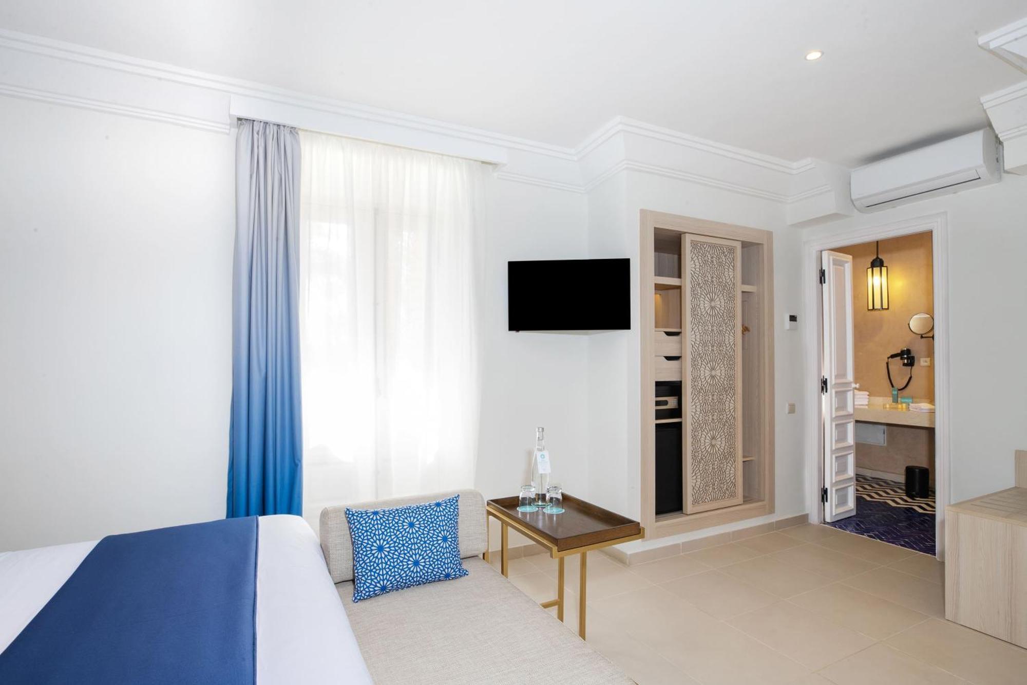 Sol Room with Balcony