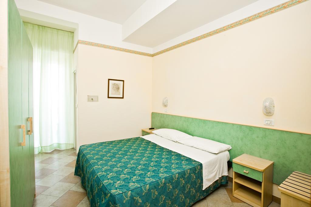 Doppel-/Zweibettzimmer mit Balkon