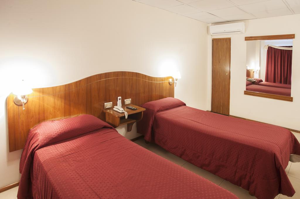 Quarto com 2 Camas de Solteiro