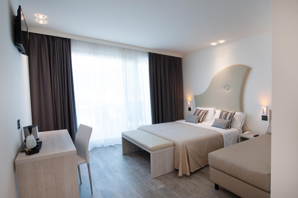 Junior Suite Tripla Deluxe con Vista Lago