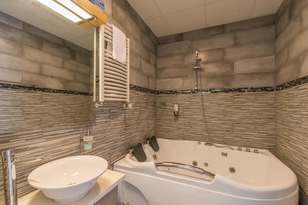 Deluxe Double Room with Spa Bath,700581127:JPEG