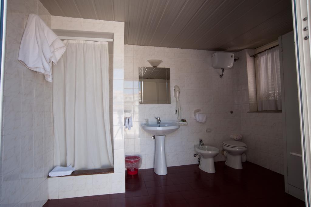 Quarto com Cama de Casal ou 2 de Solteiro