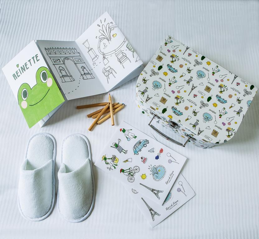 Connecting Family Room,450358272:JPEG