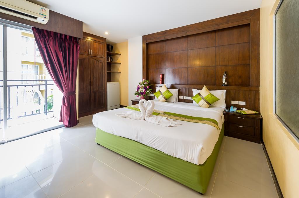 Standard Zimmer mit Kingsize-Bett und Balkon