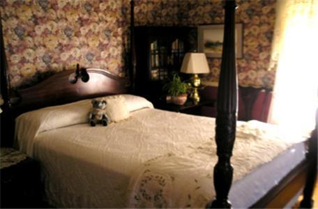 Queen Room with Shared Bathroom
